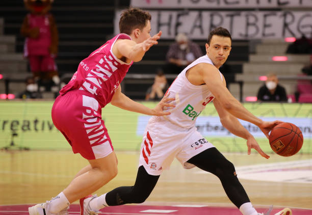 队的表现依 队的表现依